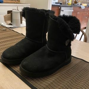 Uggs - Bailey Button black sheepskin boots size 8 Women’s.